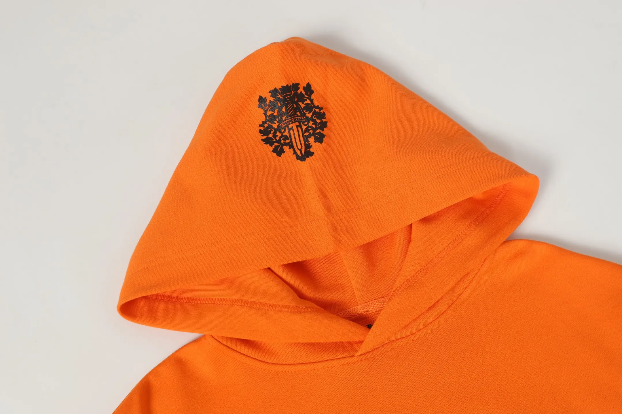 P240 #L3121 Cross-border model, please do not place an order if you pursue quality. -Chrome Hearts/Chrome Hearts Sword Printed Hooded Sweatshirt -High weight, high density and high quality. The wool is soft, delicate and skin-friendly. It feels soft and silky. It has excellent warmth and skin-friendly properties.